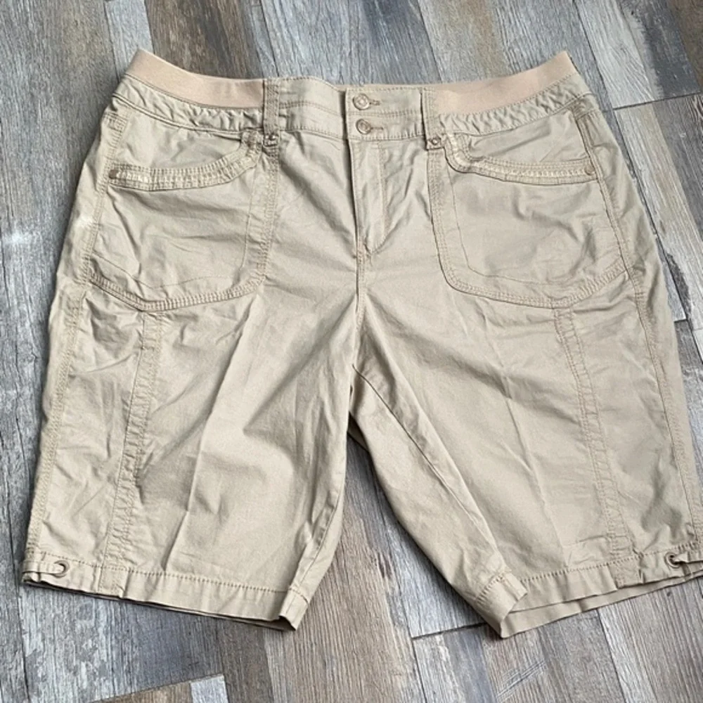 Gloria Vanderbilt Women's Beige Bermuda Shorts